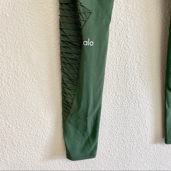 ALO Luminous Leggings In Olive - Picture 5 of 8